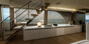 MCY-76-Skylounge-escalera