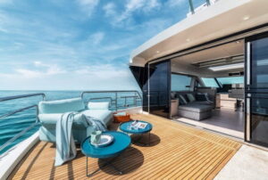 MCY-76-Skylounge-terraza
