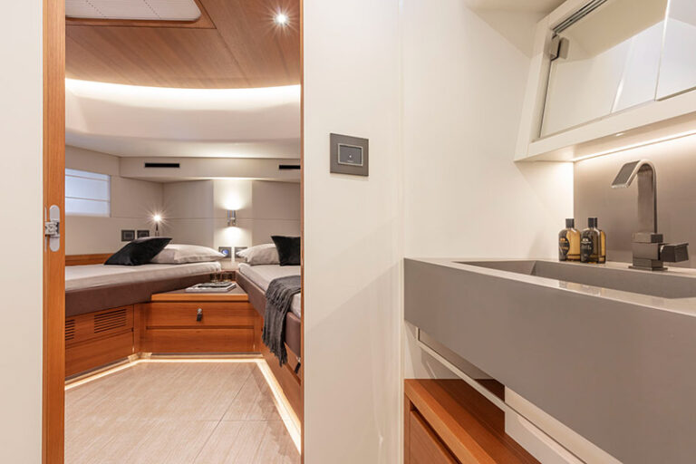 pardo-endurance-60-baño-de-cabina-vip-de-proa-768x512