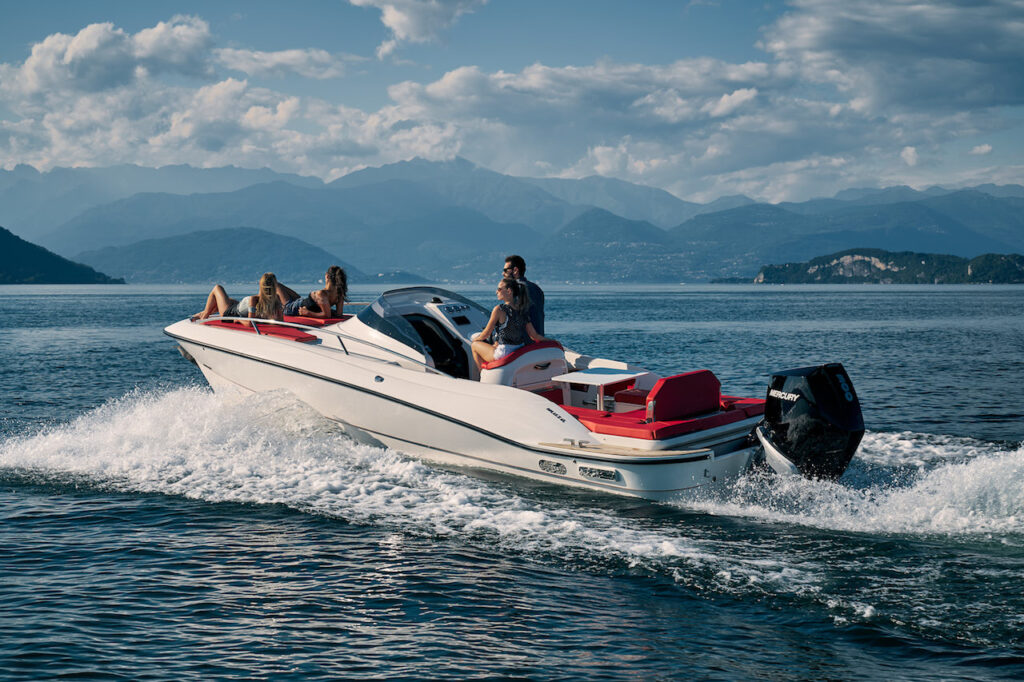 Barco-Clear-Marine-en-el-lago