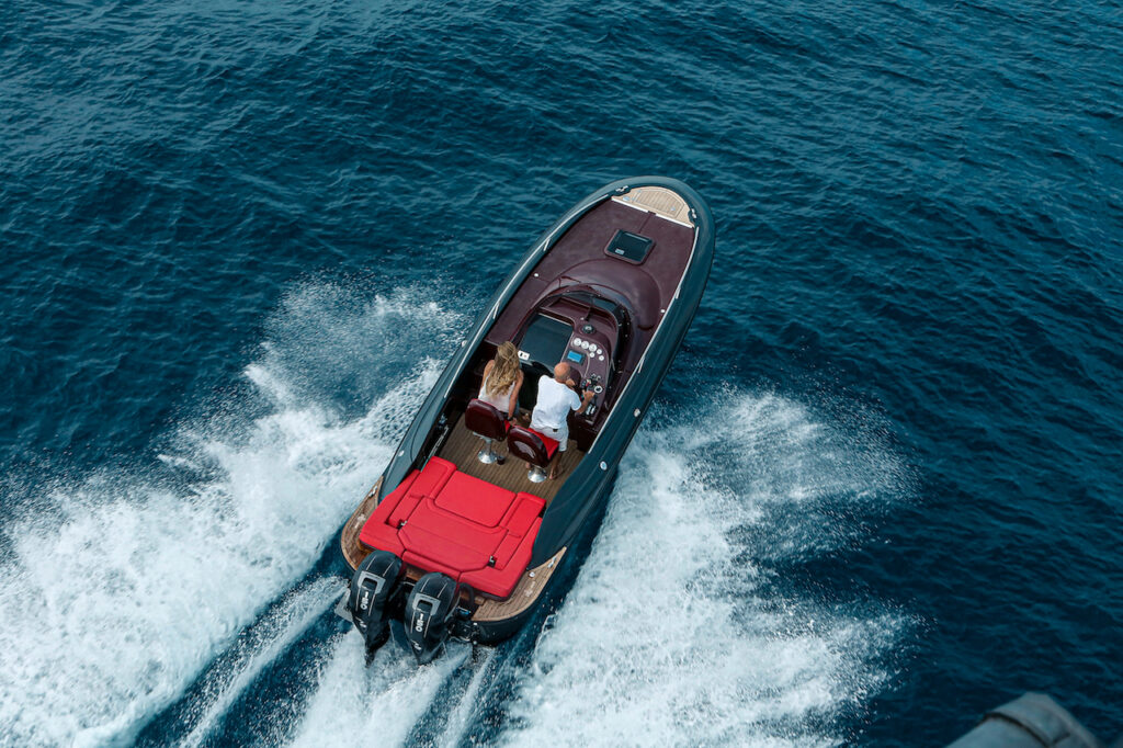 Barco-Clear-Marine-vista-al-mar